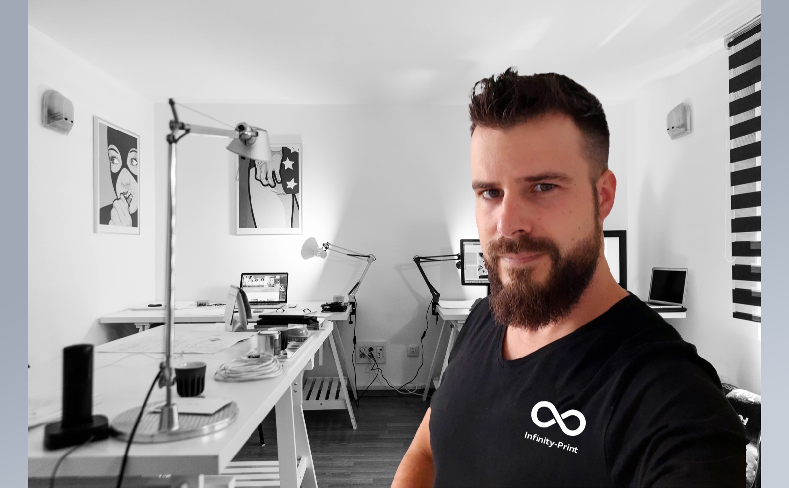Timo Kasprzyk von Infinity-Print an seinem Arbeitsplatz